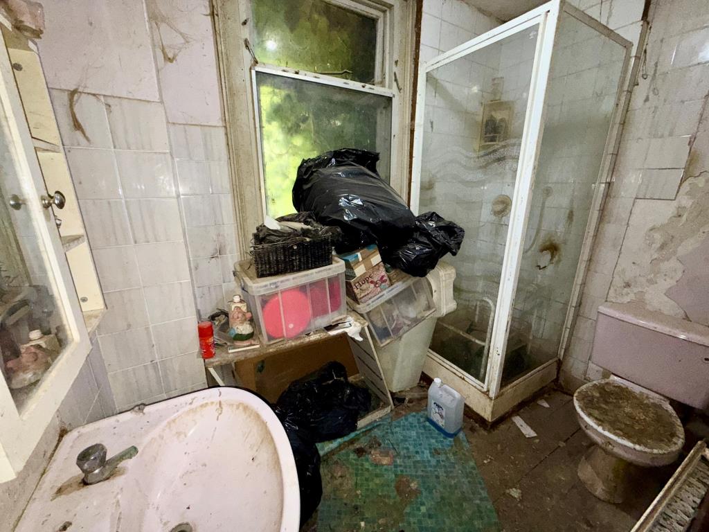 Lot: 101 - MID-TERRACE HOUSE FOR REFURBISHMENT - Shower room with W.C.